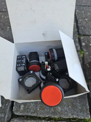 Siemens 3SB3000-0AA21 – przycisk czerwony 22 mm