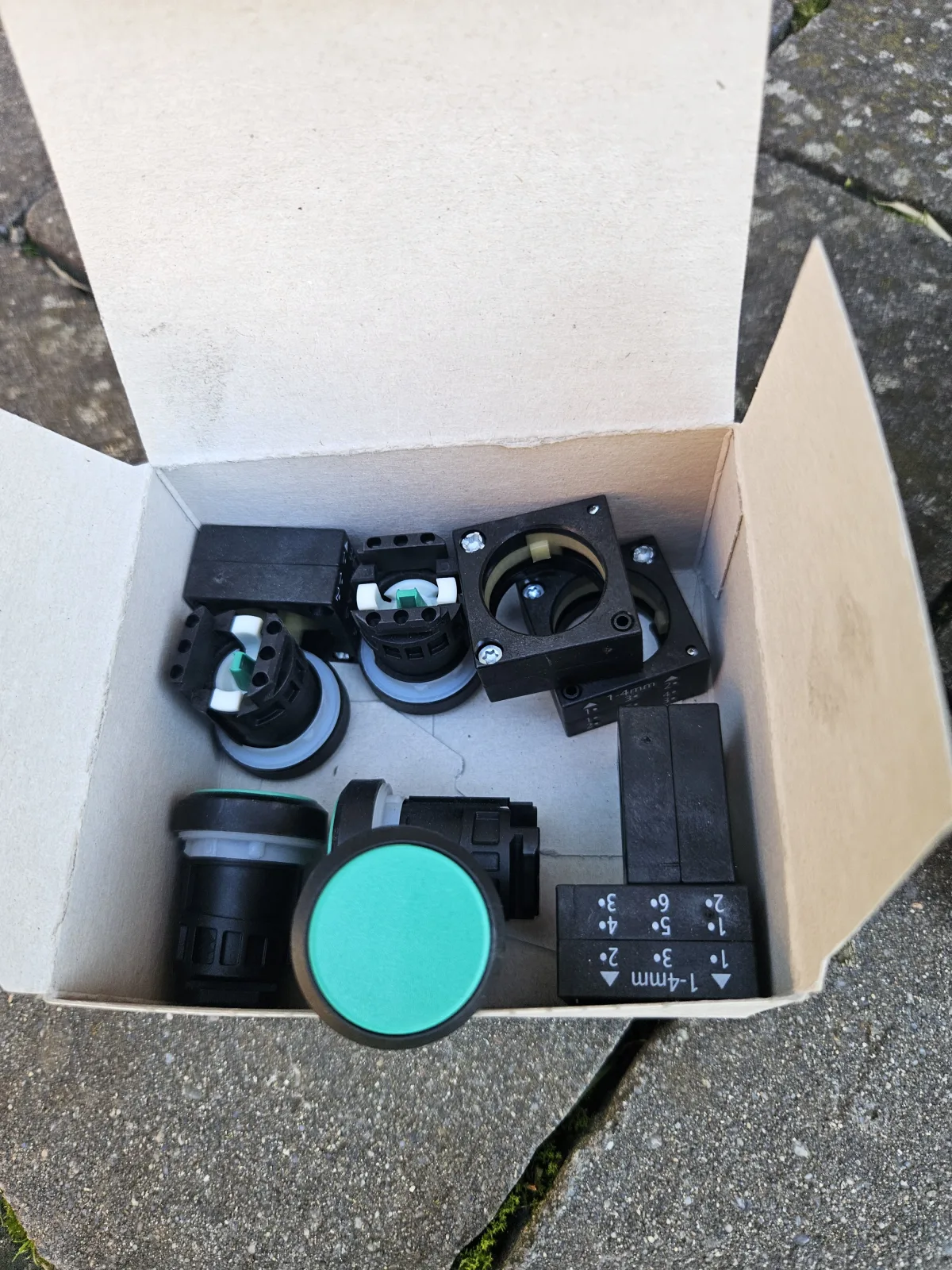 Siemens 3SB3000-0AA41 – przycisk zielony 22 mm – zdjęcie 1